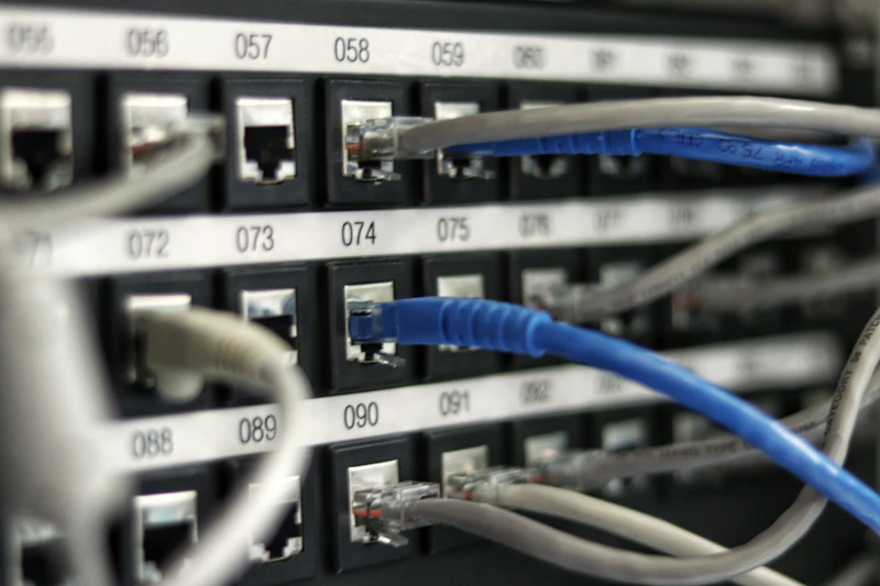 Racks de servidores alinhados representando um ambiente de nuvem