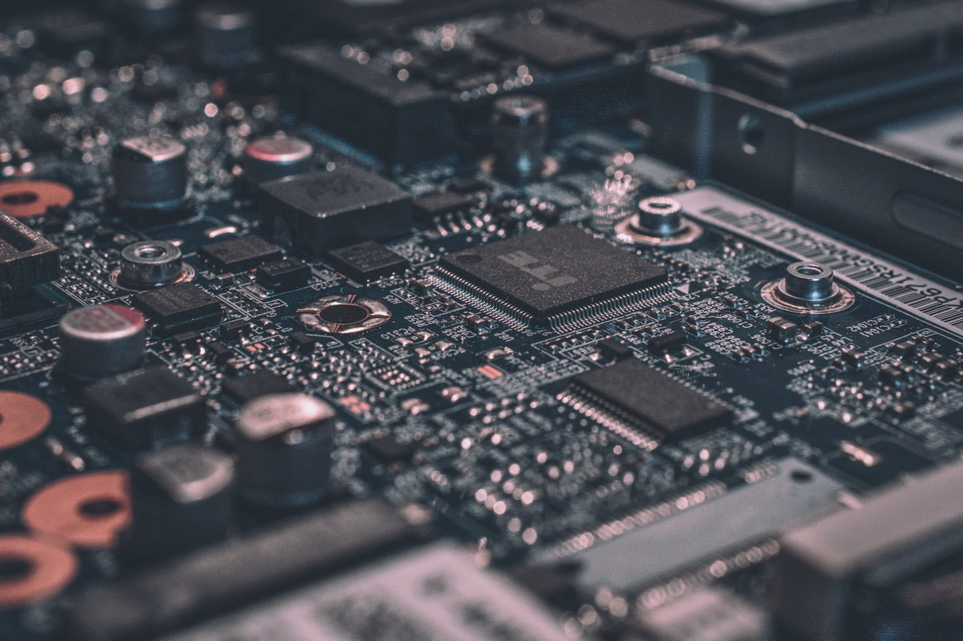 Placa de circuito eletrônico em detalhe, representando infraestrutura de computação